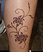 Lilientattoo mit Schnörkel