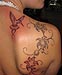 Lilientattoo mit Kolibri