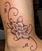 Lilientattoo mit Schnörkel