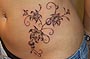 Lilientattoo mit Schnörkel